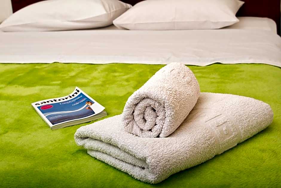 Birds Villa Apartments with Heated Pool - Including Car and Breakfast