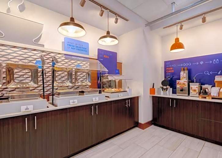 Holiday Inn Express & Suites - Detroit - Dearborn By IHG