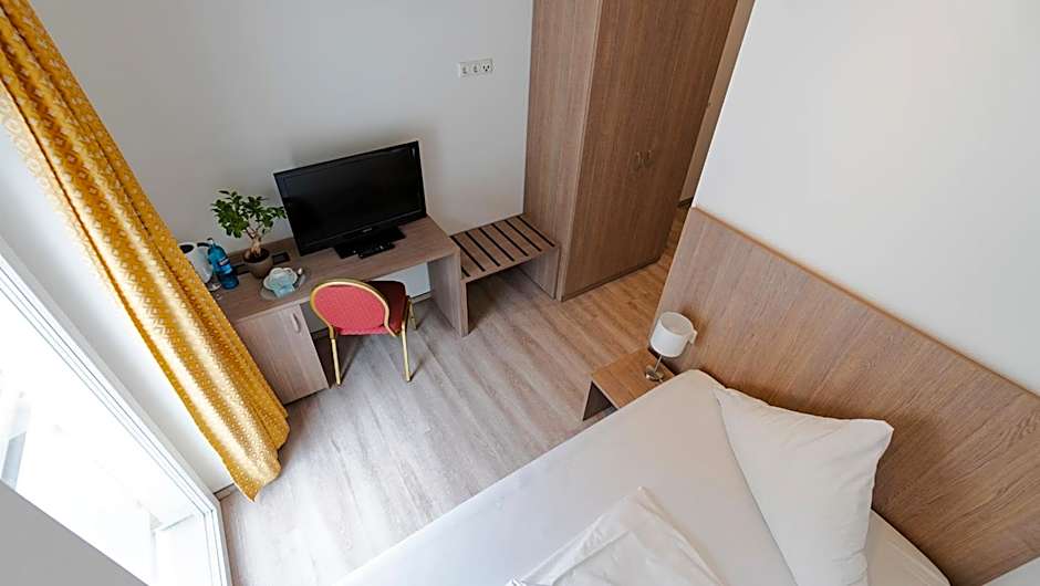 Luna Sleeping Buttenwiesen