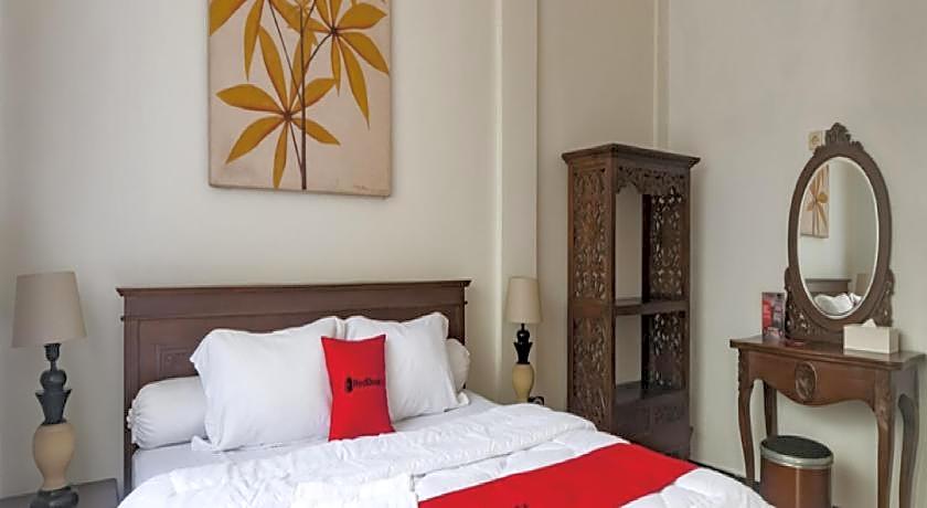 RedDoorz Syariah Plus near Trans Studio Cibubur