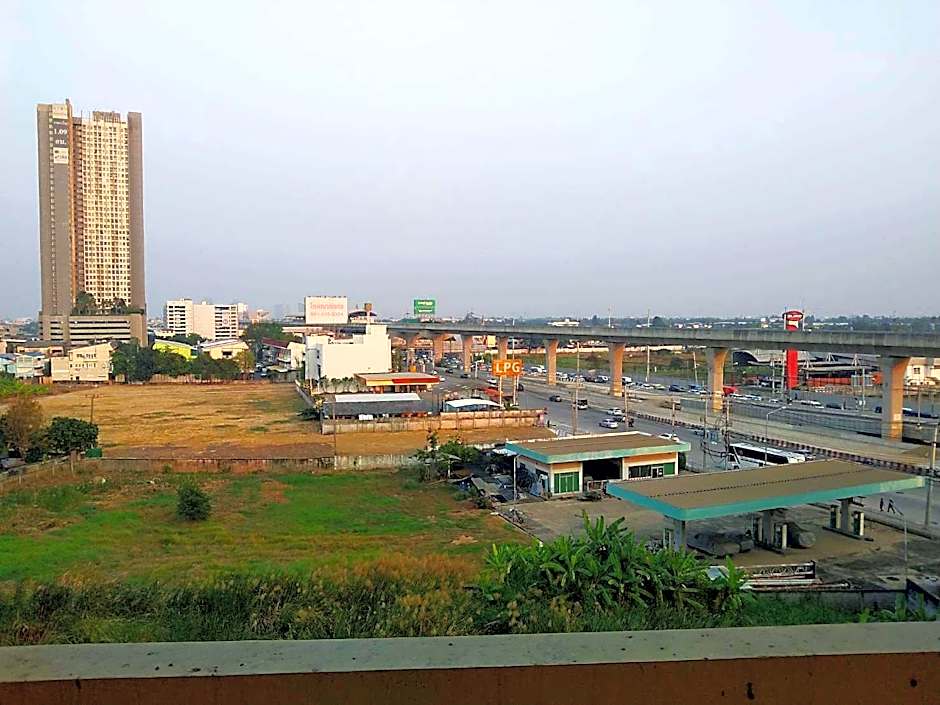 OYO 75466 13 Coins Bang Yai Hotel