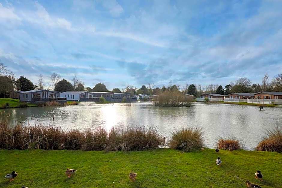 Lakeside Gem with Hot Tub