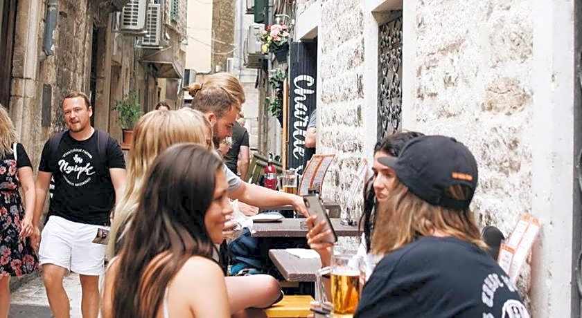 Booze & Snooze Social Hostel