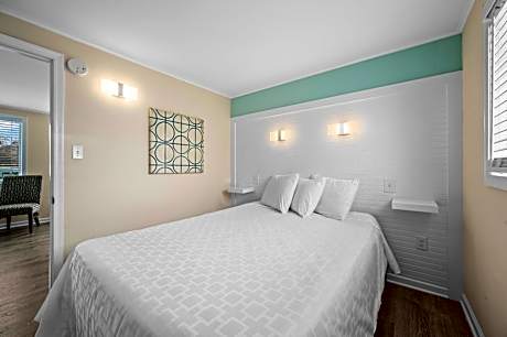 Deluxe Queen Suite