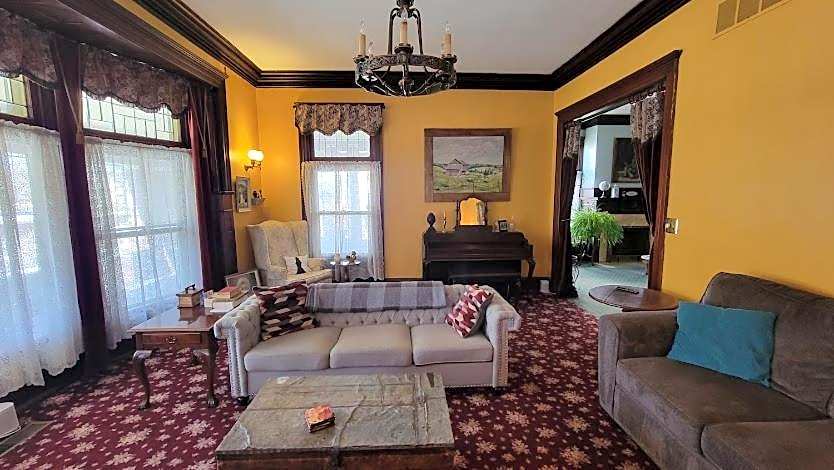 The Kings Throne Inn and Guest House