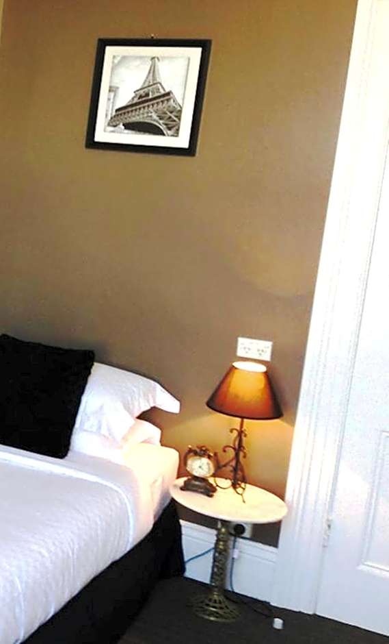 Centennial Inn on Bathurst