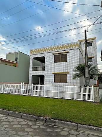 Casa de praia com boa ventilação garagem coberta para 3 carros 50m da praia