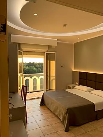 Classic Triple Room with Beach Access