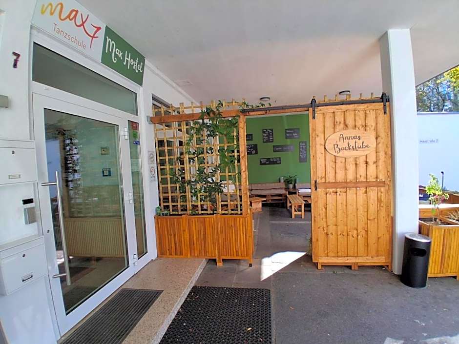 Max Hostel