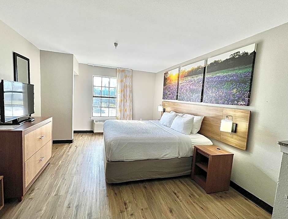 Days Inn by Wyndham Dallas Plano