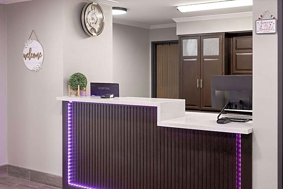 Super 8 by Wyndham Burnham/Lewistown