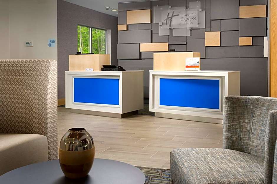 Holiday Inn Express & Suites Altoona By IHG