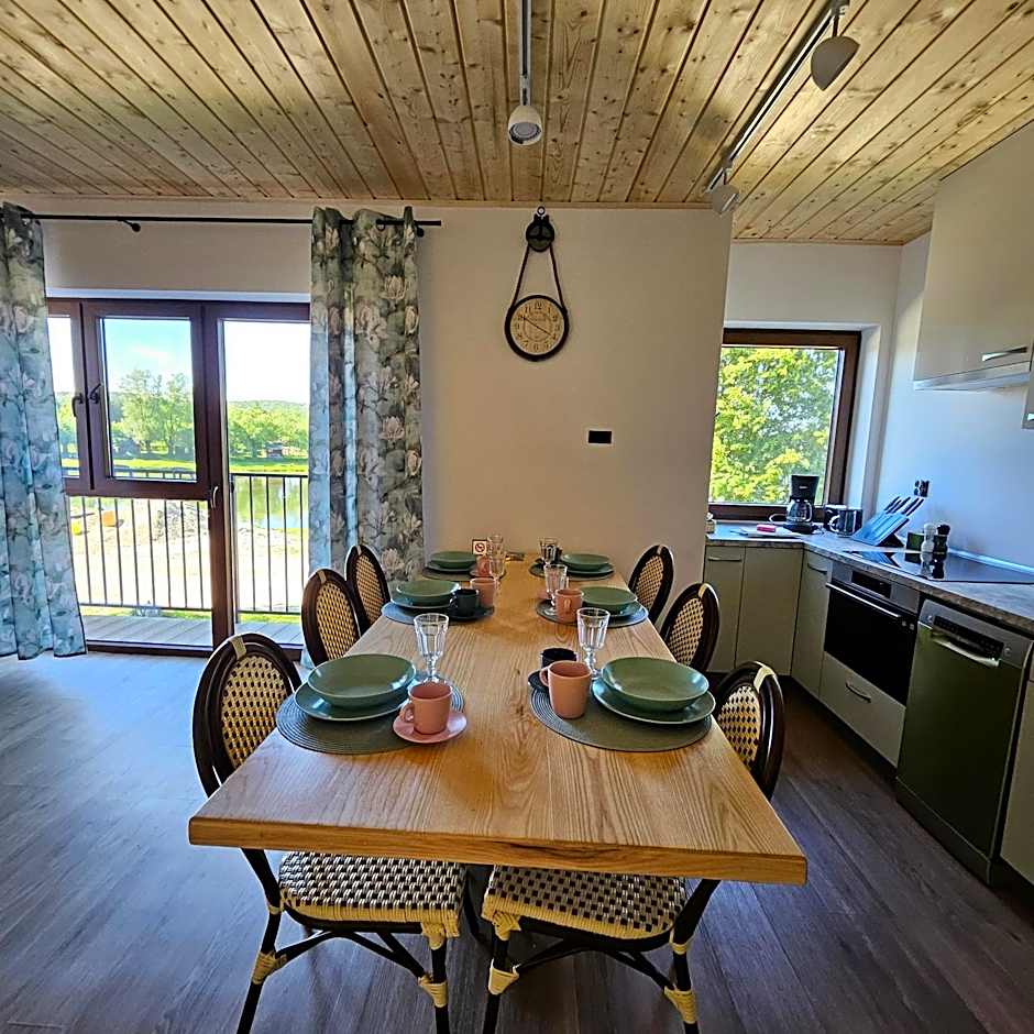 Przystań nad Sanem z widokiem na góry i rzekę