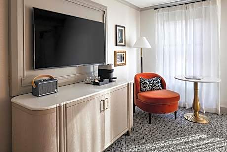 Deluxe Guest room, 1 King, City view