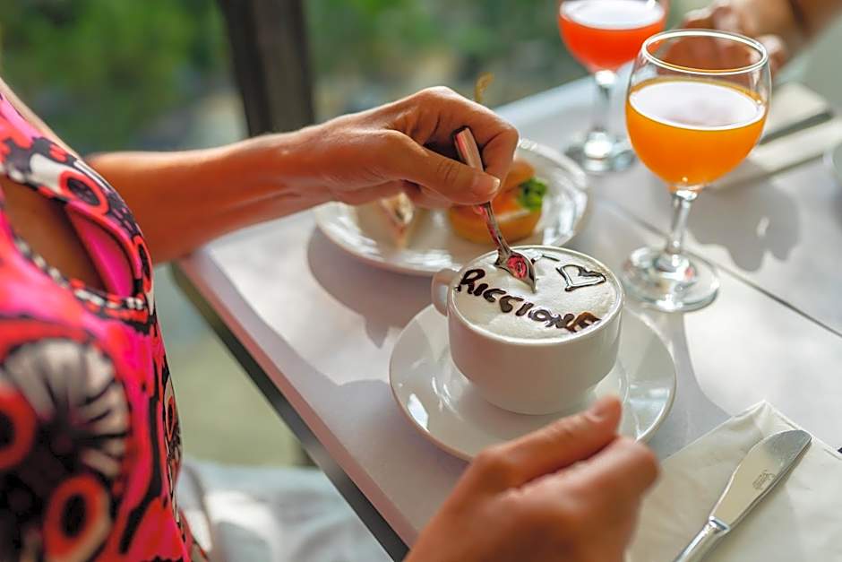 Hotel Mocambo Riccione CENTRALISSIMO AL MARE