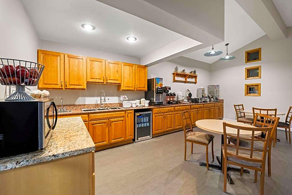 Super 8 by Wyndham Waverly