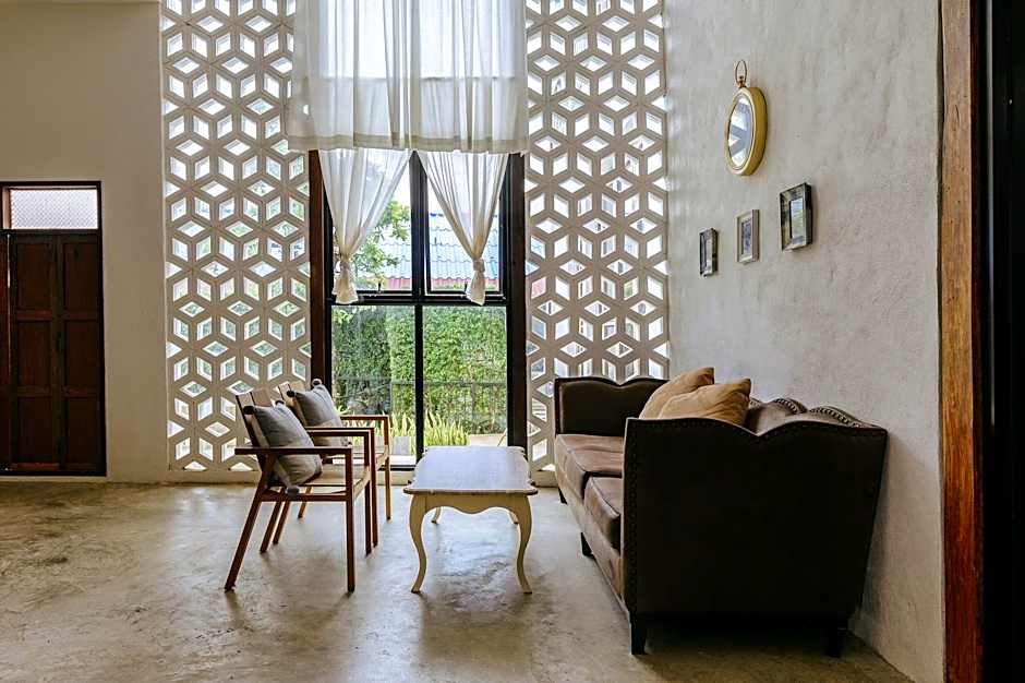 White Wall Riverfront Hotel