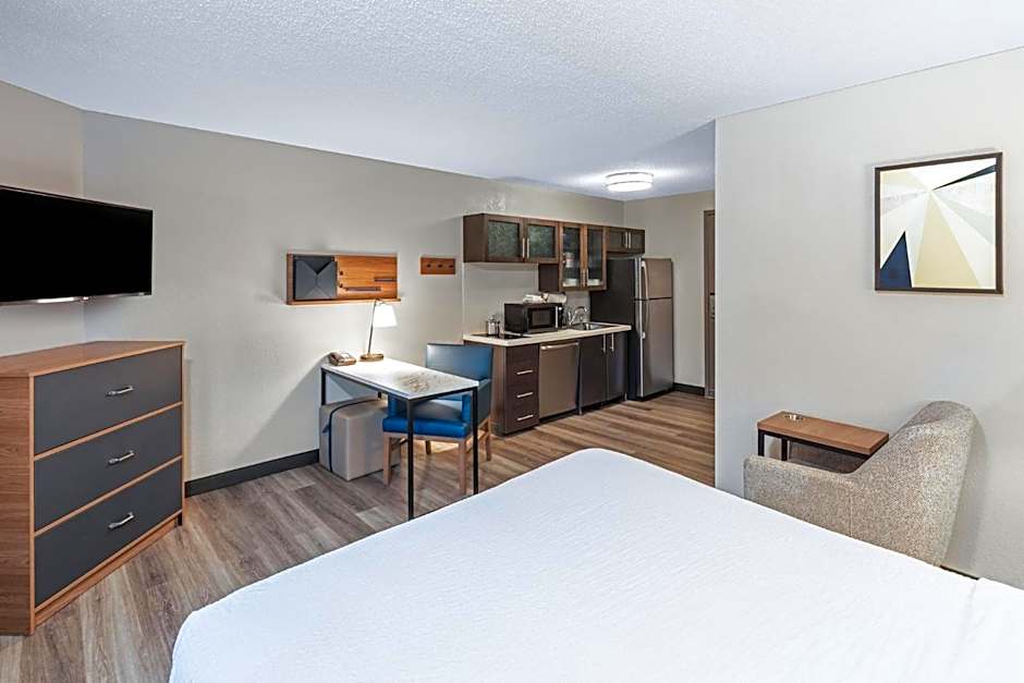 Candlewood Suites Topeka Hotel By IHG