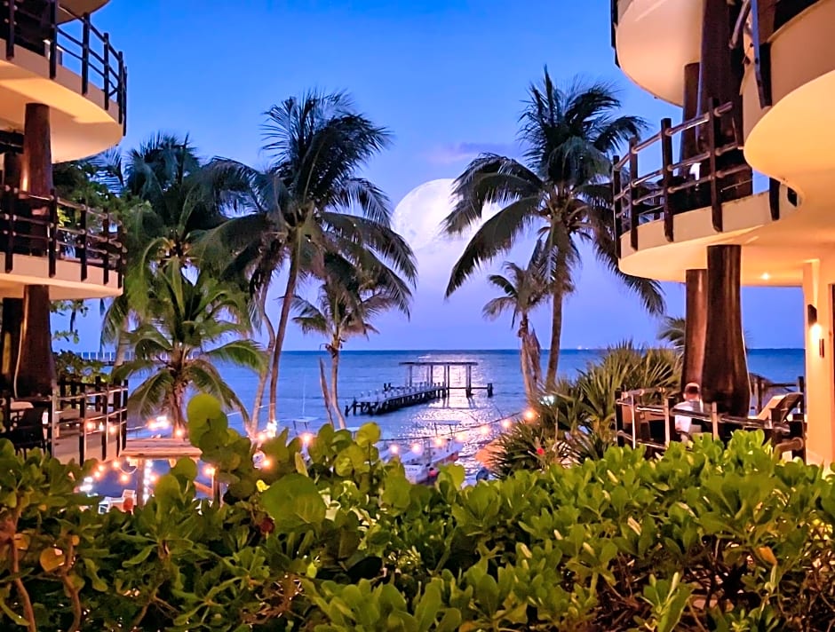 El Taj Oceanfront and Beachside Condo Hotel
