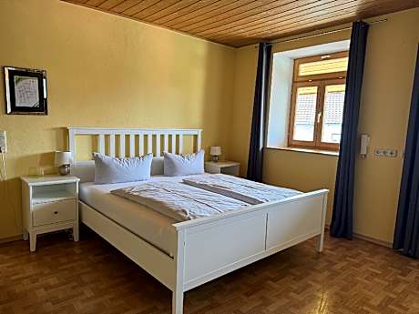 Vierbettzimmer-Deluxe-Eigenes Badezimmer-Blick auf den Hof