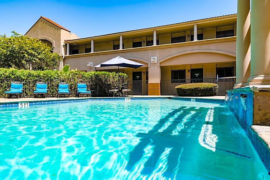 Vineyard Court Designer Suites Hotel