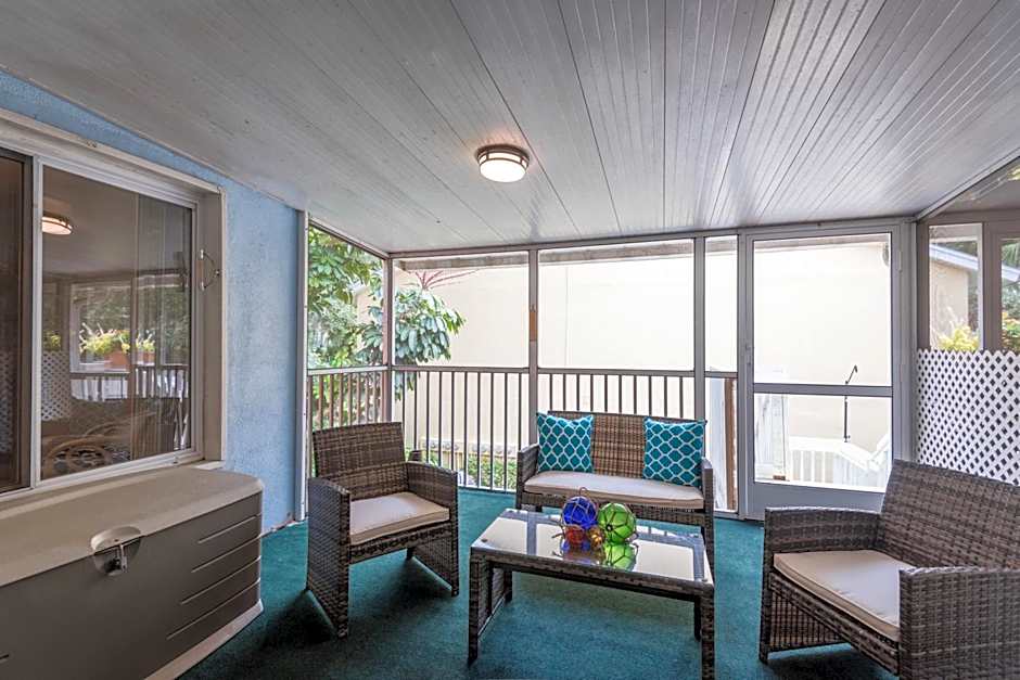 Walk to the Sand, Pool & Hot Tub Waterfront Oasis