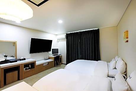 Deluxe Twin Room - Free Breakfast for 2 people (Not provided on Monday)