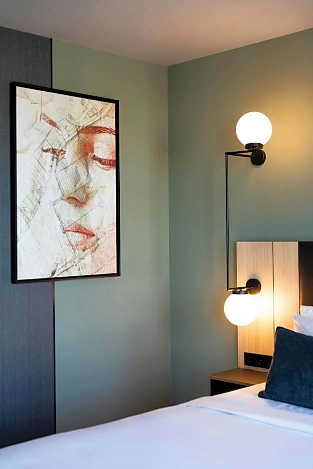 Renaissance by Marriott Amsterdam Schiphol Airport Hotel