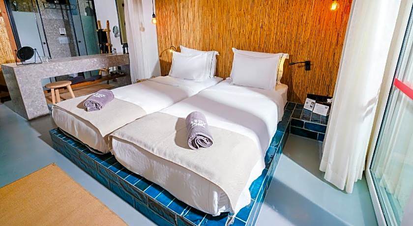 Very Chic Adult Only 18 