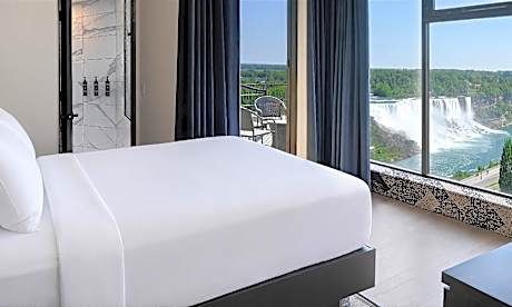 Queen Fallsview Corner Suite With Balcony