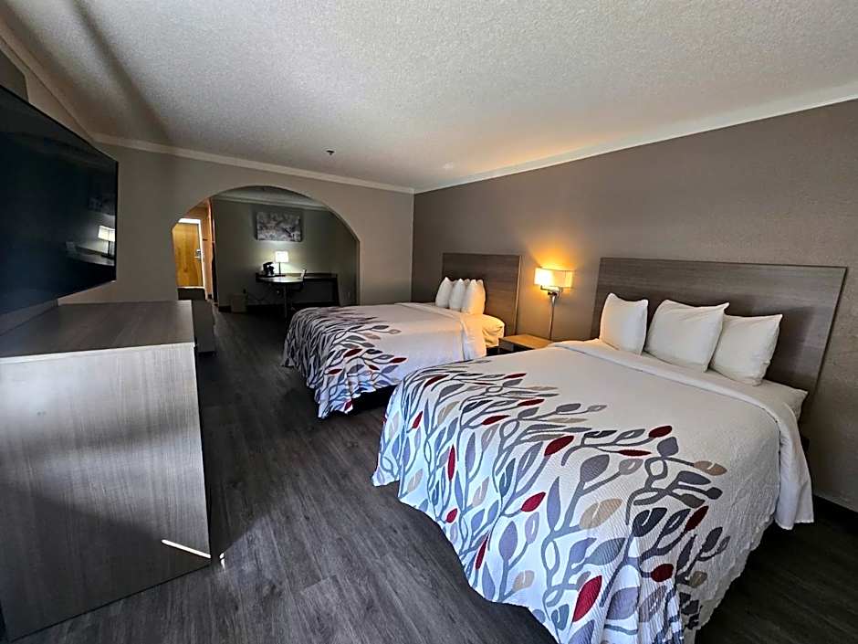 Red Roof Inn & Suites Hinesville