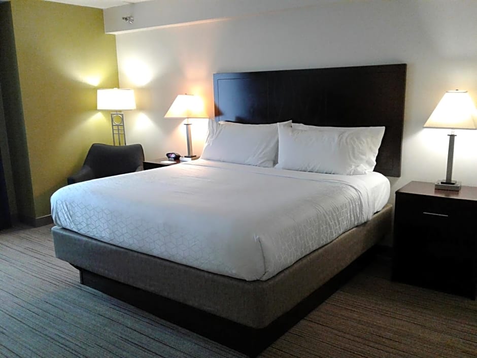 Holiday Inn Express and Suites Pittsburgh West Mifflin