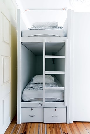 BED IN 8 MIX DORM PASSAGE WITH SHARED BATHROOM