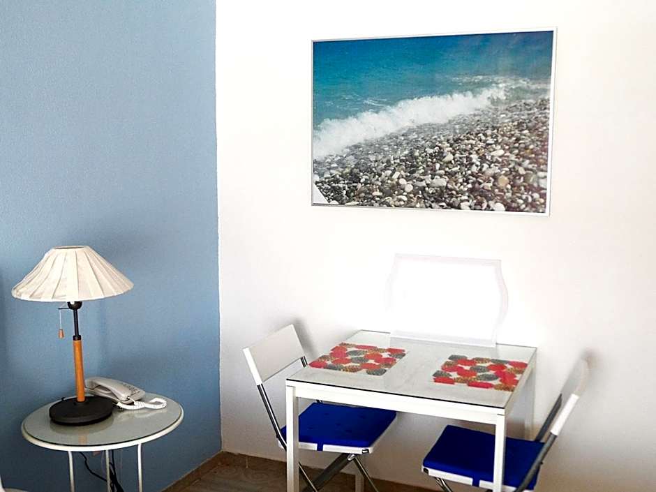 Seafront Studios and Apartments