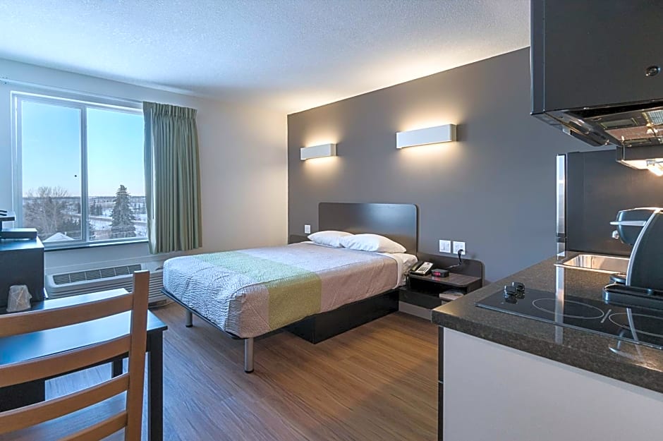 Studio 6 Bruderheim, AB