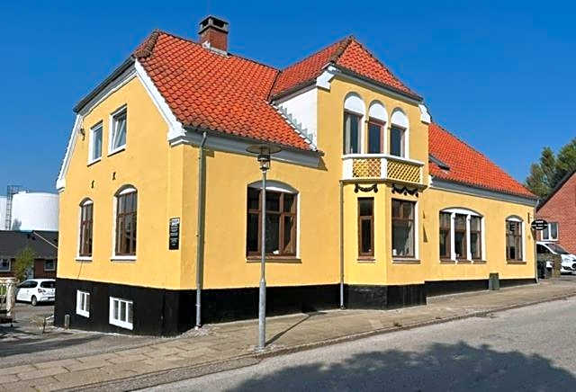 Folsted - Værelse 104 med eget badeværelse og fri parkering