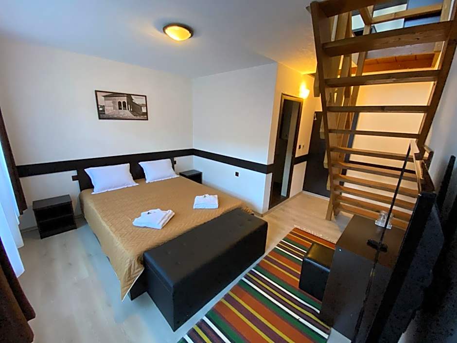 Апартхотел "Старият Град" в етнографски комплекс