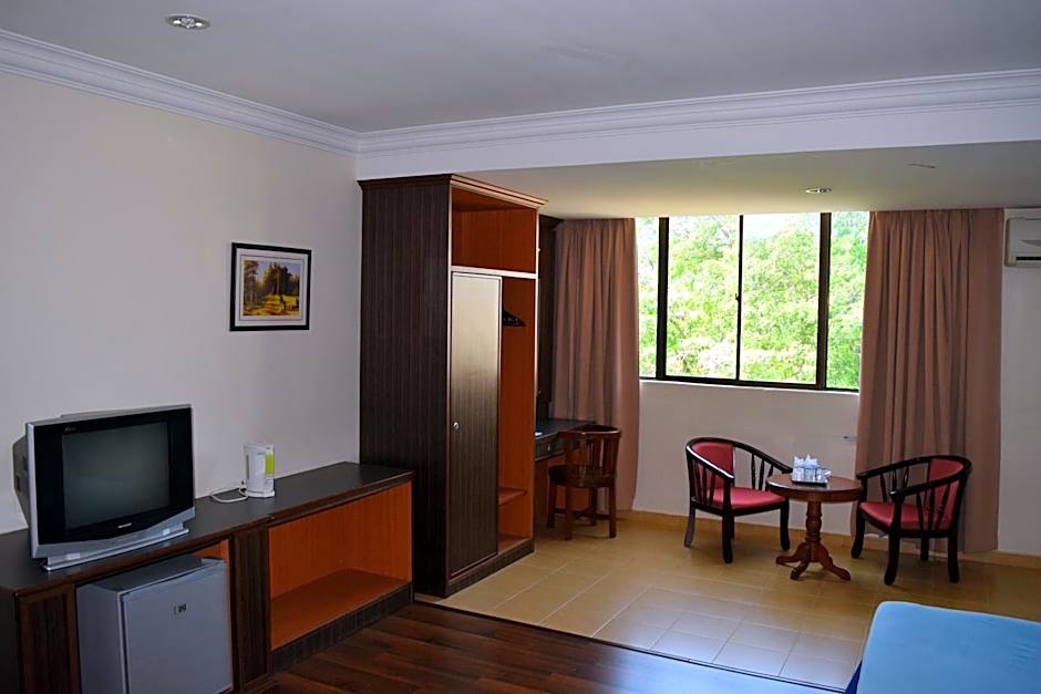 Photo 1 of 4 of Deluxe Family Room