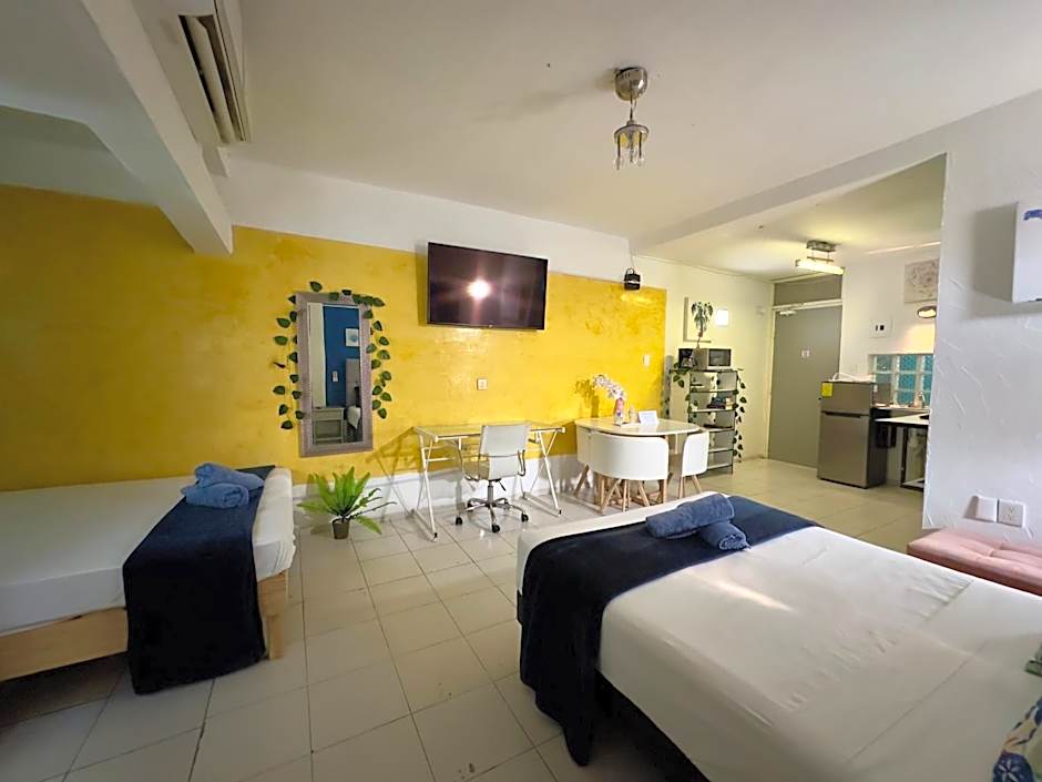 Suites Brisa Marina - atrás de Playa Regatas y el Malecón, 6 calles del Acuario