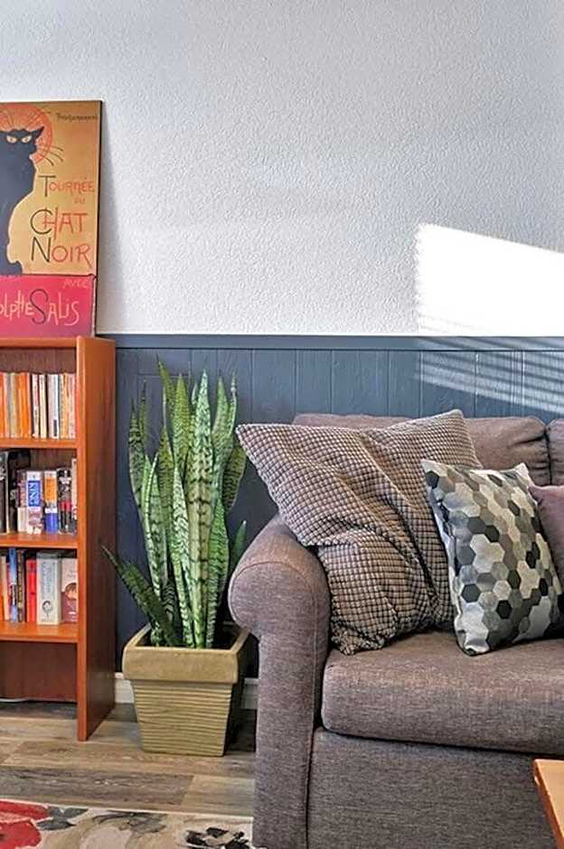 Retro vibe w hot tub piano lounge and vinyls