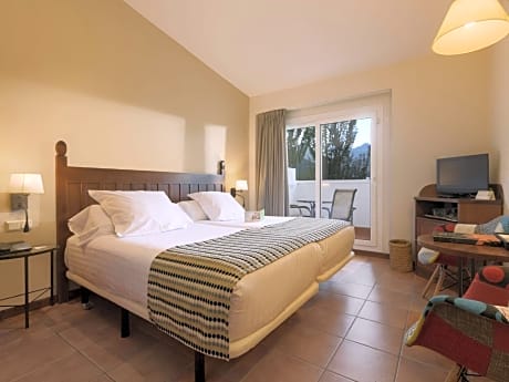 Double or Twin Room with Mountain View