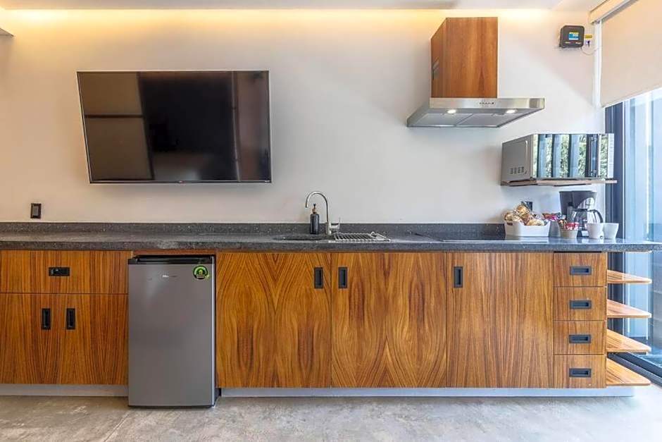 L104 New Studio apt 2Bdrm 1bath fits 6 AC Rooftop L104 New Studio apt 2Bdrm 1bath fits 6 AC Rooftop