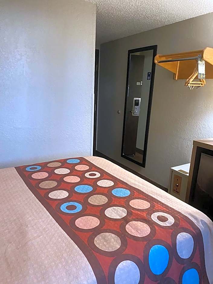 Super 8 by Wyndham Pierre SD