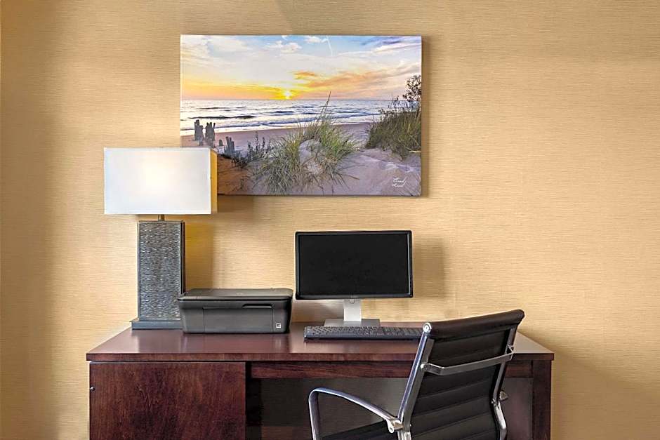 Comfort Inn & Suites Ludington near US-10