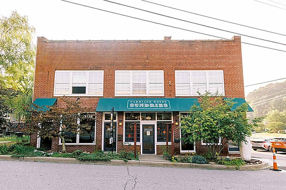 The NuWray Hotel & Carriage House