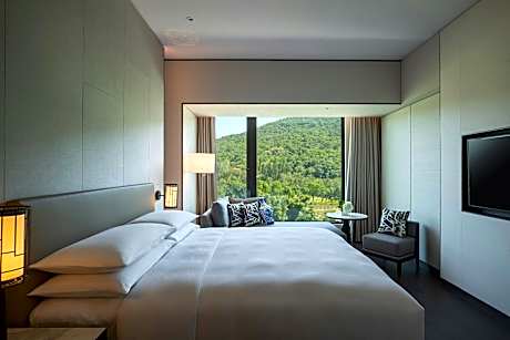 Renaissance, Club lounge access, 1 Bedroom Suite, 1 King, Mountain view