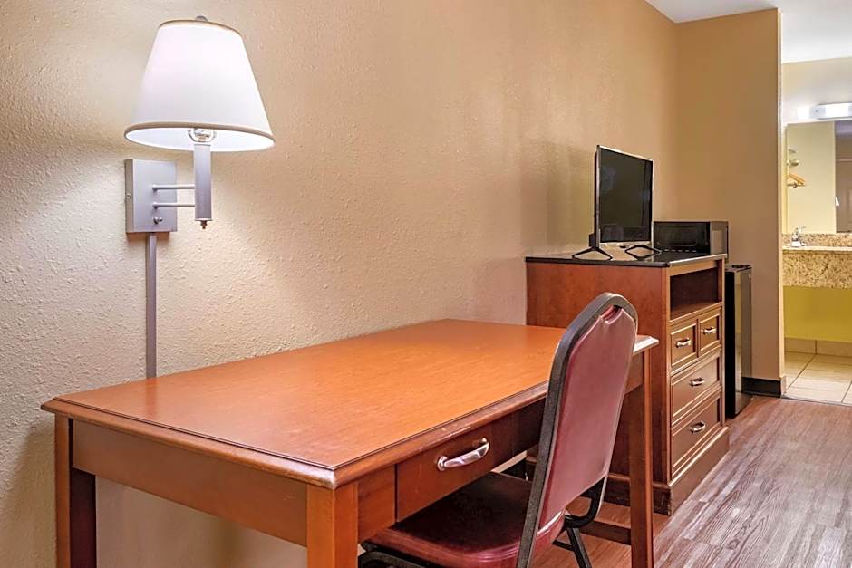 Econo Lodge Inn & Suites Maingate Central