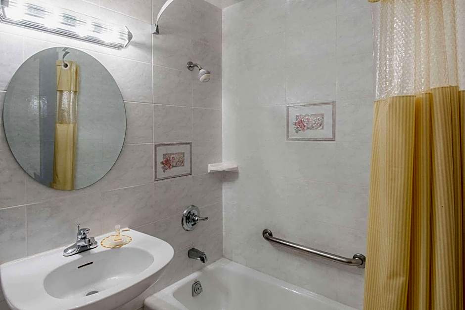 Days Inn by Wyndham Hicksville Long Island