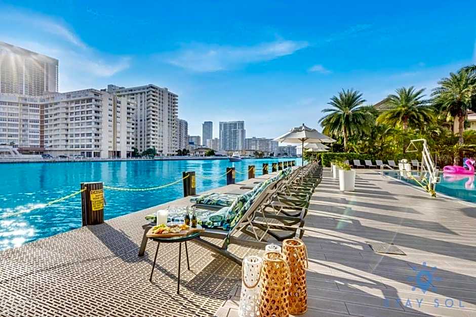 Spectacular View wBalcony Pool