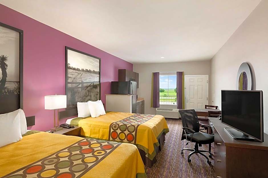 Super 8 by Wyndham Carrizo Springs
